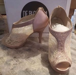 De Blossom Collection HeelsStyle: YAEL-9Color: Nude LaceSize: 8.5Heels: